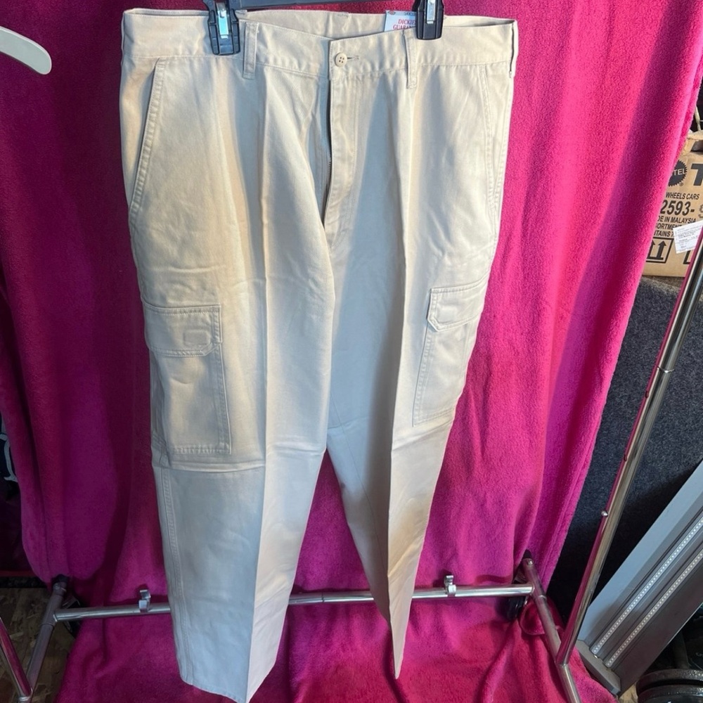 Dickies Tan Cargo Pants 
Size 34 x 32 
In great condition